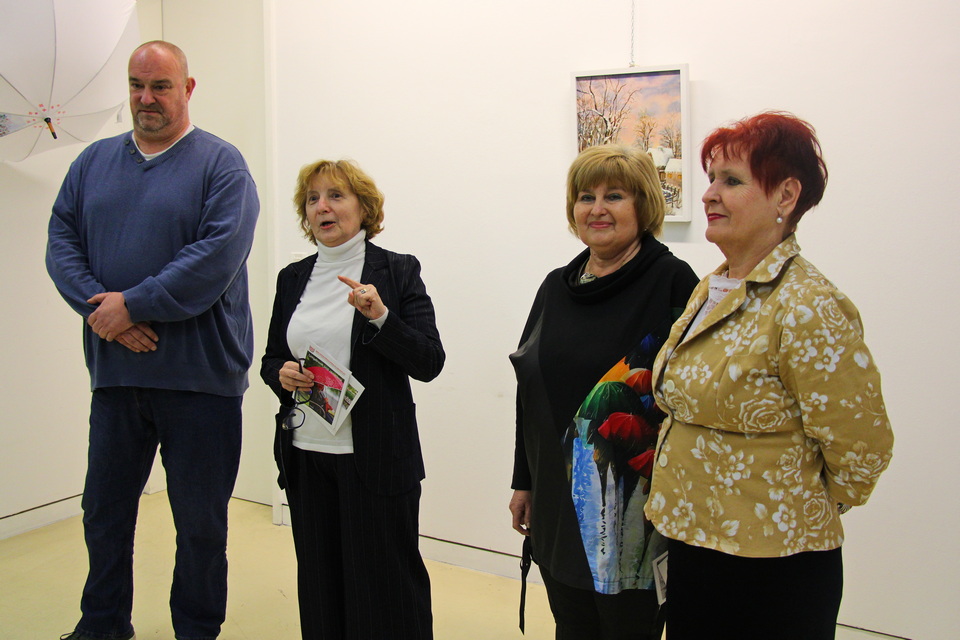 U zagrebačkoj Galeriji Ruža otvorena izložba oslikanih kišobrana autorice Vesne Martinjak, članice Društva žena Novigrad Podravski predstavile božićne novigradske slastice