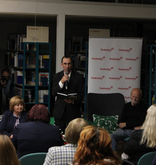 FOTOGALERIJA U koprivničkoj knjižnici održana promocija zbornika radova članova KUD-a Podravka naziva “Pozlaćeni snovi”