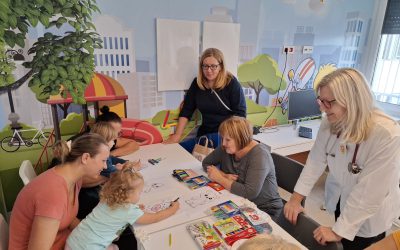 Članice KUD-a Podravka povodom Dječjeg tjedna u koprivničkoj bolnici održale radionicu i poklonile svoje radove